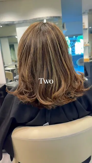 Melena media con mechas castaño claro vista de espaldas